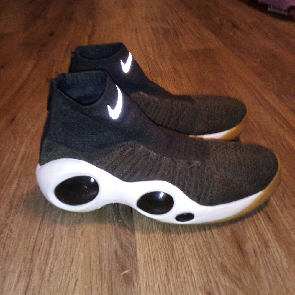 Nike flight bonafide cargo khaki size 10.5